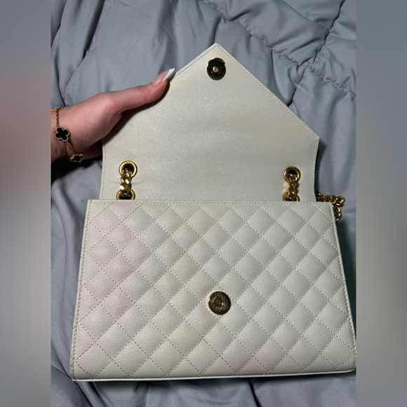 ENVELOPE MEDIUM IN QUILTED GRAIN DE POUDRE EMBOSSED LEATHER
BLANC VINTAGE - Picture 5 of 15